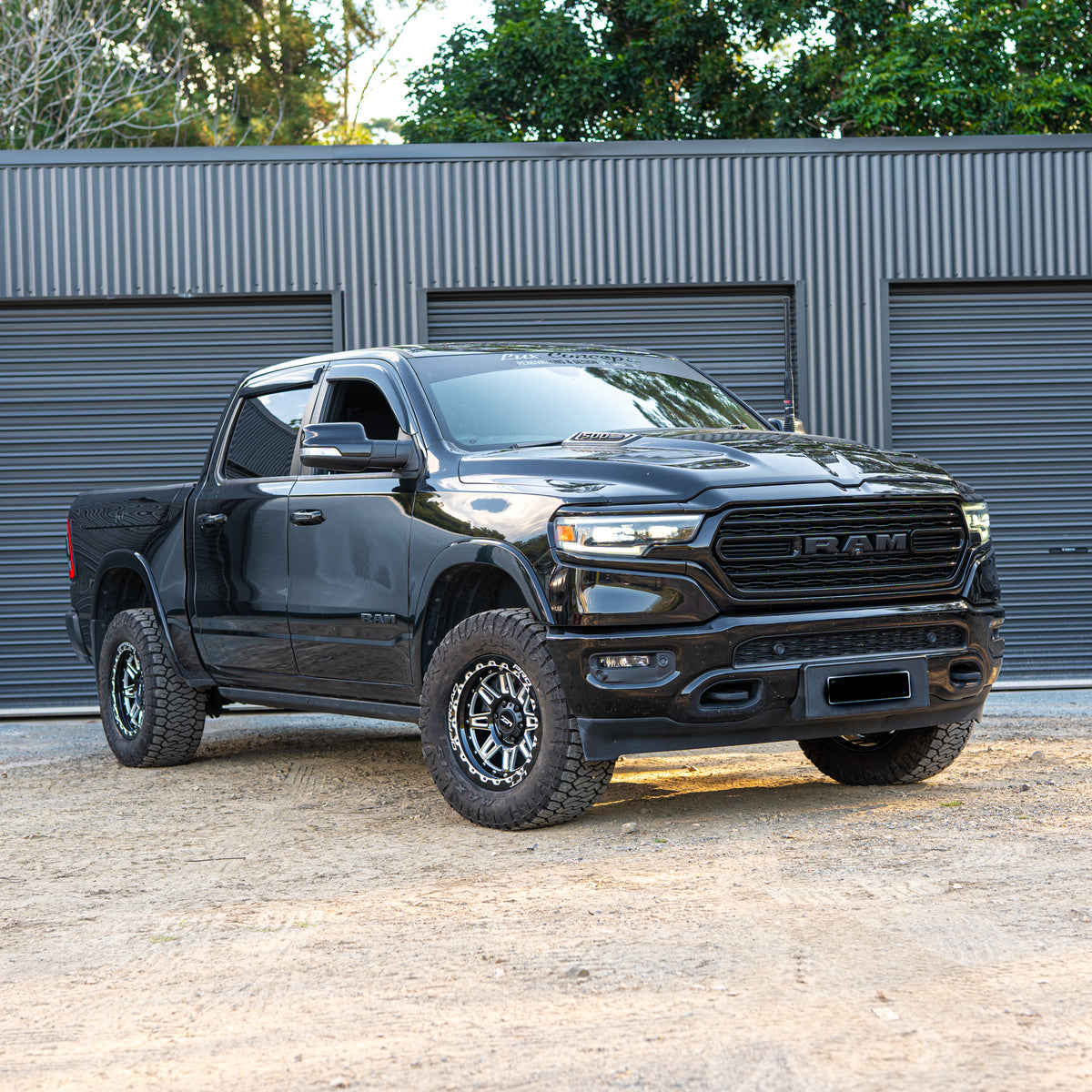 RAM1500 M1-MOTION LFT Wheels 18x9 0mm offset 33 inch tyres black front 45 angle