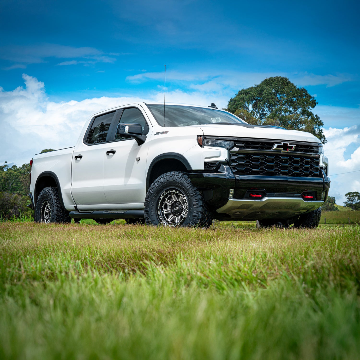 M1-MOTION LFT Wheels Chevy Silverado 12mm offset side view