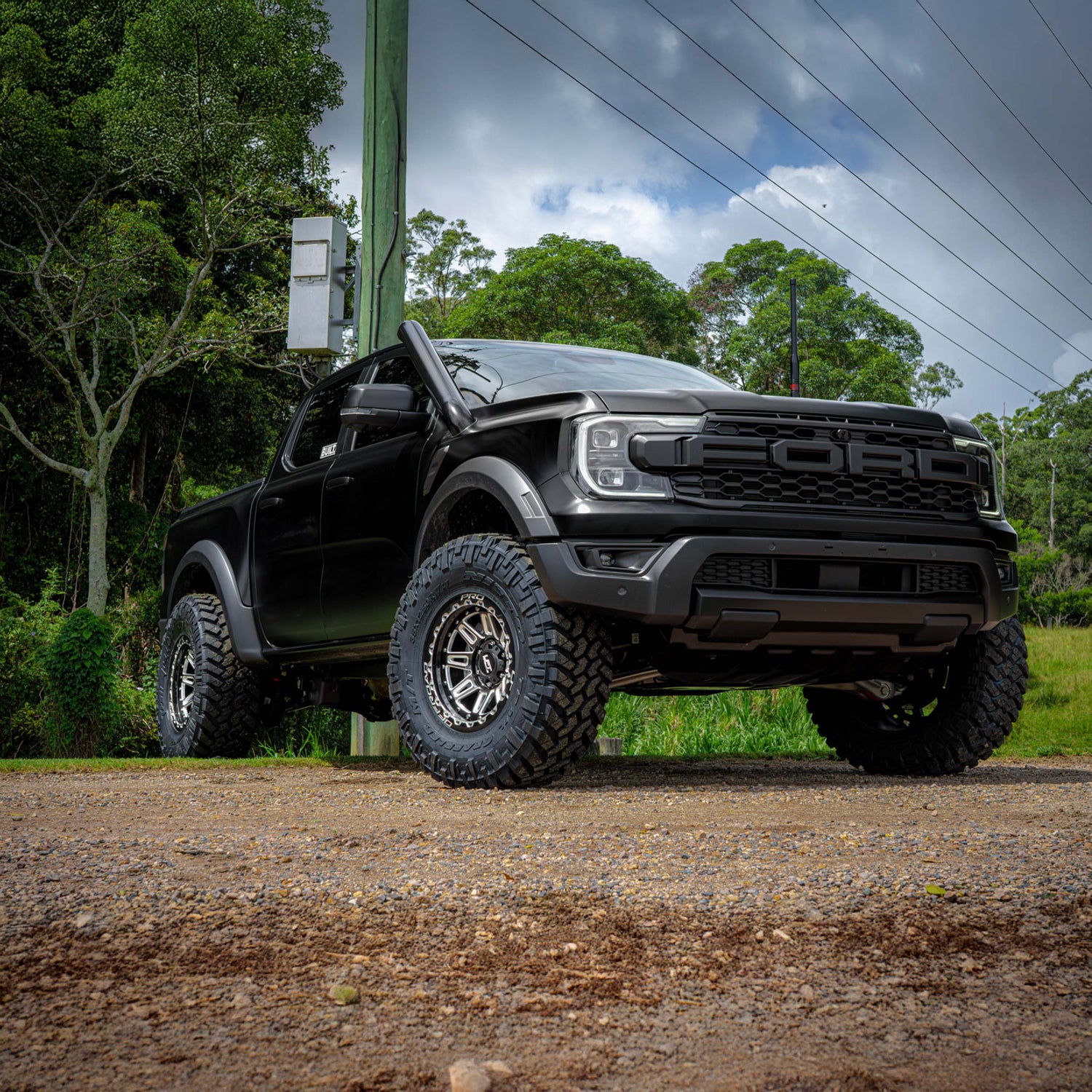 M1-MOTION LFT Wheels Ford Raptor -12mm offset side view